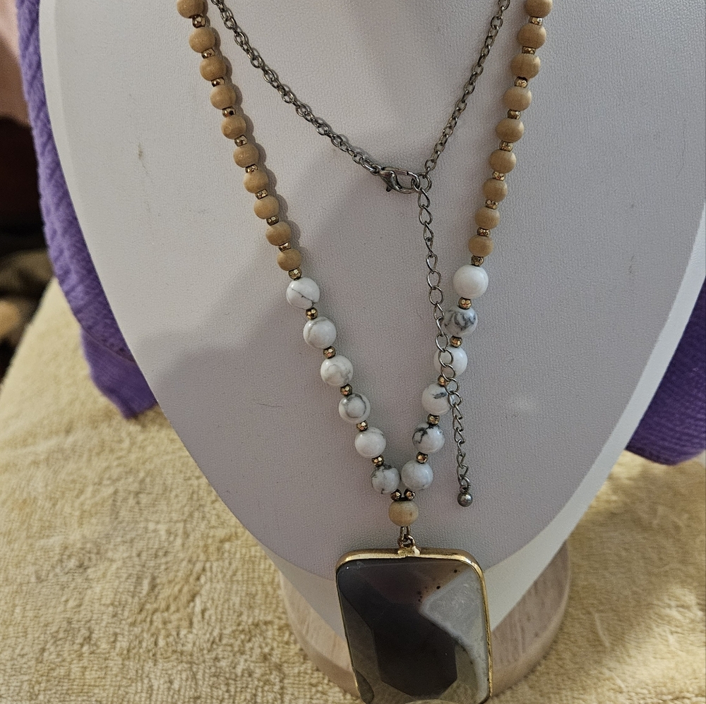 Beautiful Gray and white Agate gold tone framed Necklace with beads - Picture 14 of 17